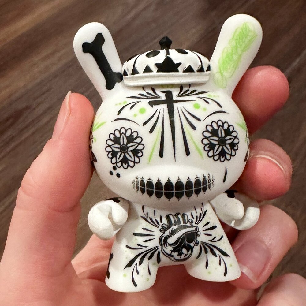 Kidrobot Dunny 2010 2tone series WHITE vinyl figure by Maxx242 with original box